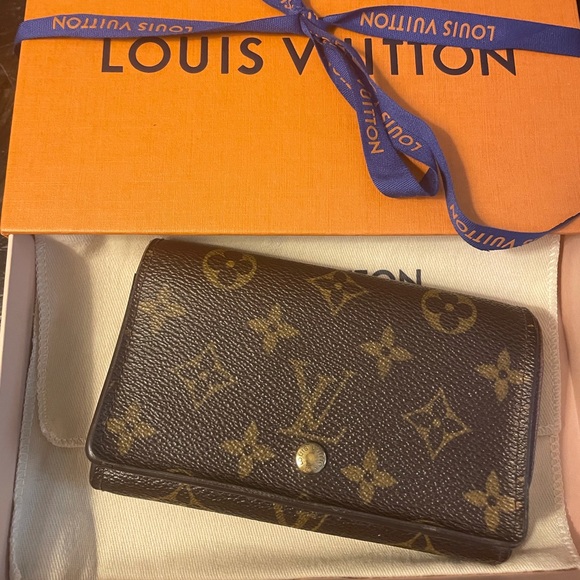 Louis Vuitton Handbags - 💯% Authentic Louis Vuitton Tresor Bifold Wallet✨